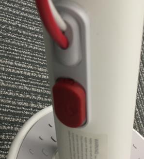 Ladekontakt for elektrisk sparkesykkel