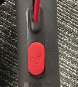 Ladekontakt for elektrisk sparkesykkel